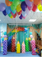 Оформление зала в детском саду "Карандашики и радуга"